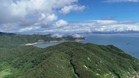 海上岛屿清晨云雾缭绕云海航拍