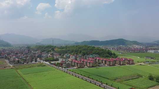 夕阳下的山村和农田