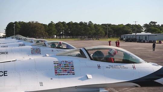 美国空军雷鸟准备在美国起飞向必要的工人致敬视频素材模板下载