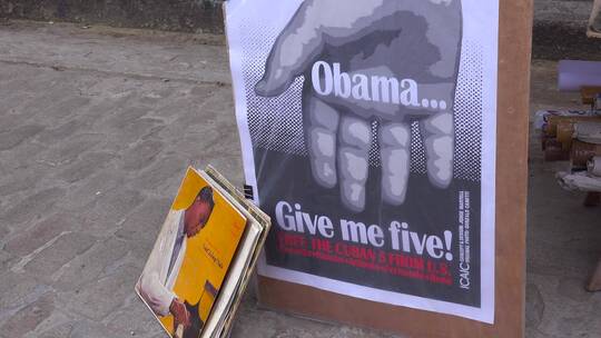 街头的小贩出售宣传书籍和海报视频素材模板下载