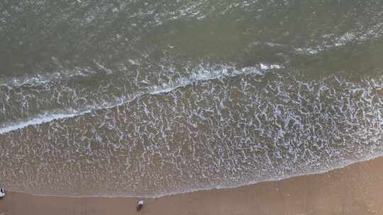 俯拍沙滩海浪