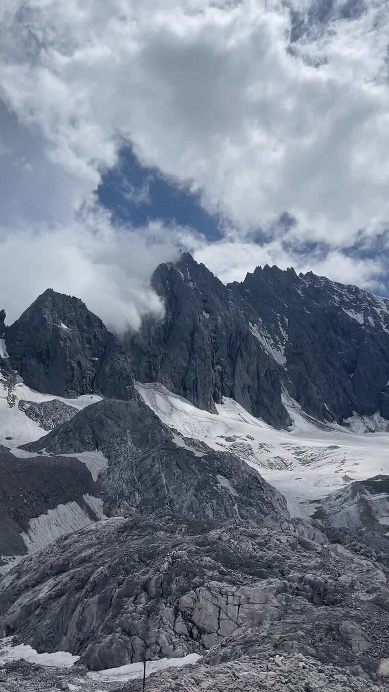 雪山自然风光全景