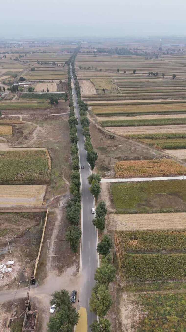 航拍乡村田野间的道路