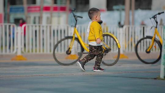 深圳街头母亲少儿婴儿车