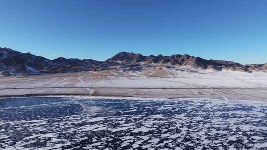 航拍冬季新疆赛里木湖雪山冰湖蓝冰日照金山