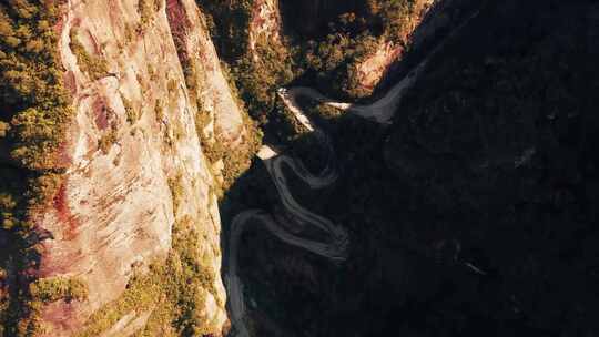 山间蜿蜒公路航拍