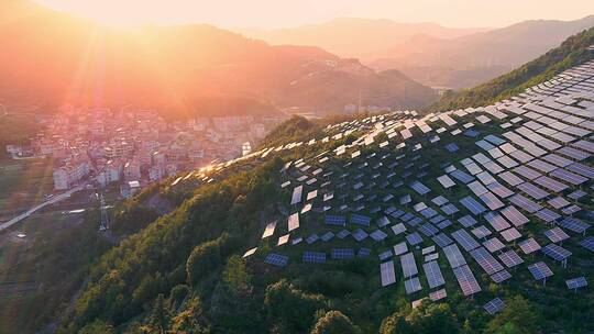 航拍山上光伏太阳能电池板