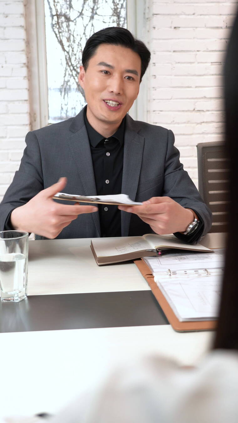 房地产销售和客户签合同