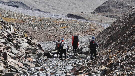 攀登四川雪宝顶的登山者徒步进山