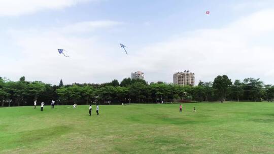 城市航拍佛山顺德顺峰山公园草坪上人放风筝
