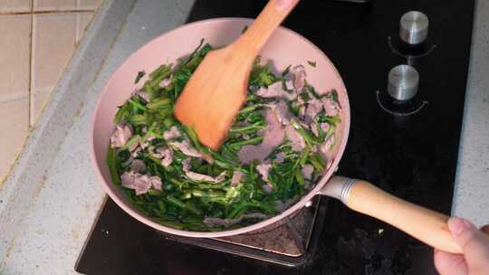 平底锅炒空心菜肉片做饭家常菜