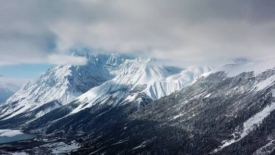 雪山湖泊航拍