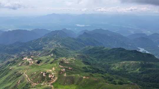 连绵起伏的绿色山脉自然风景