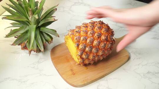 切菠萝削菠萝皮