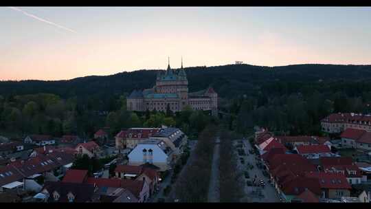 斯洛伐克博伊尼斯城堡的鸟瞰图-日落