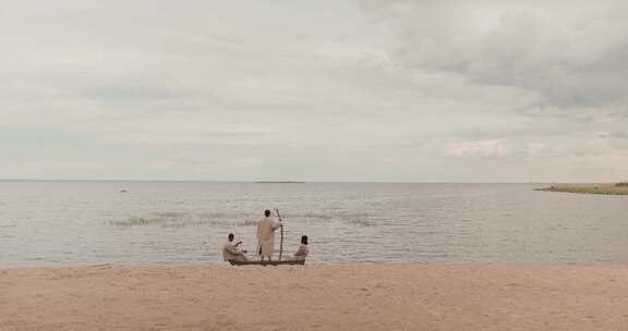 男人骑在木船上看海景