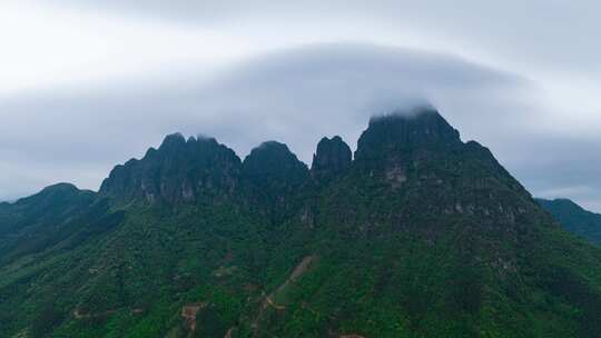 夏日晴天里的广西贵港北帝山美景