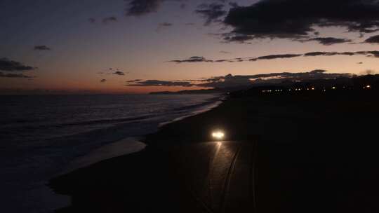 日落时分沙滩上的汽车越野视频素材模板下载