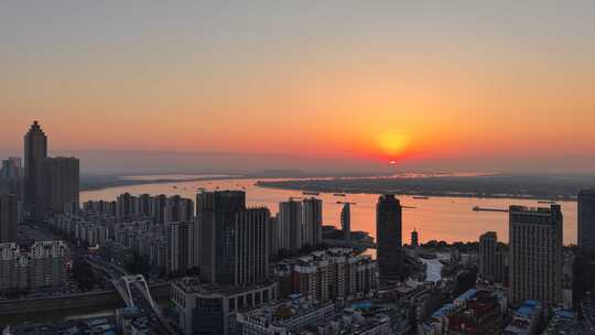 芜湖城市黄昏时分的江景与高楼全景