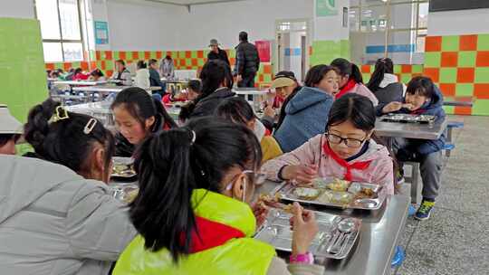 少数民族学生在食堂吃饭2