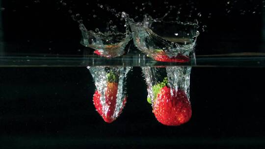 慢动作草莓落入水中