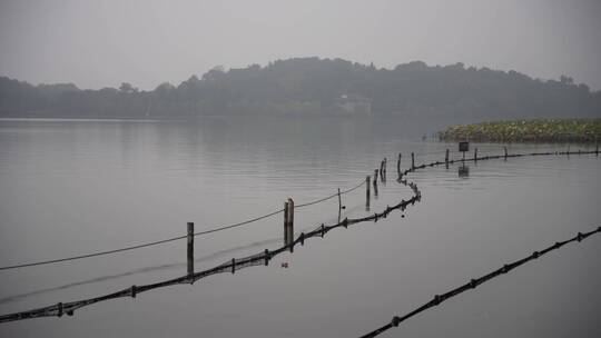 杭州西湖风景区大雾天视频素材模板下载