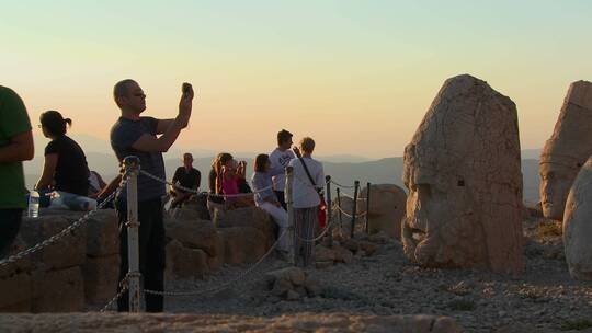 游客们拍摄伟大的考古遗迹