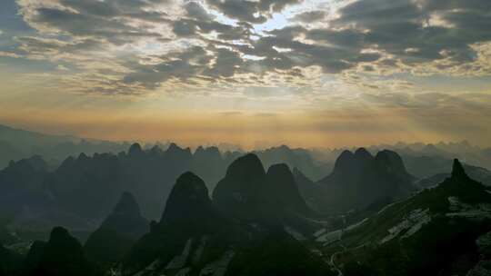 航拍桂林山水风光日出与喀斯特山峰