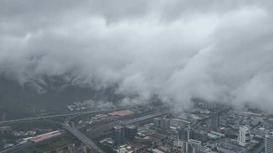 云雾缭绕下的城市建筑景观