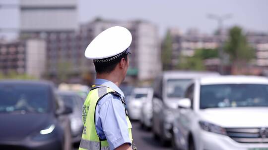 交警指挥交通搀扶路人视频素材模板下载