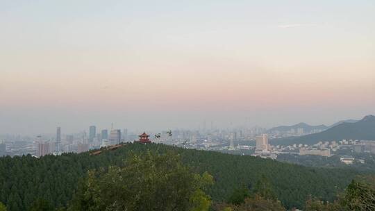 济南英雄山，观日落城市景观