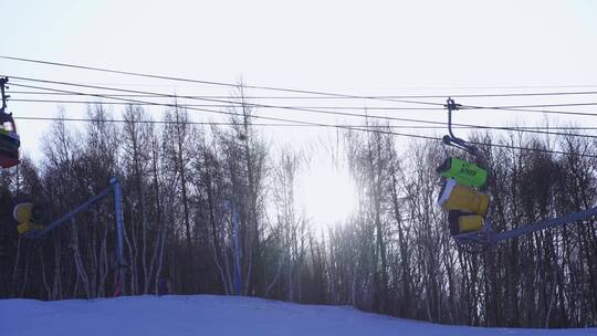 滑雪场缆车