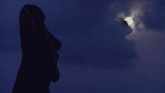 复活节岛雕像在月光下的剪影