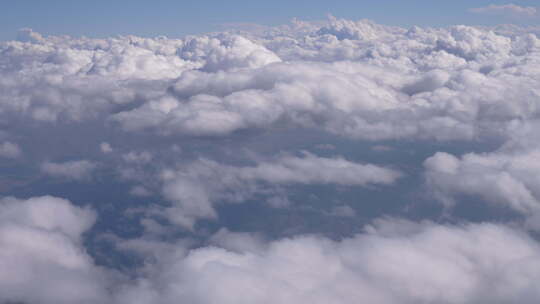 云层中的航拍