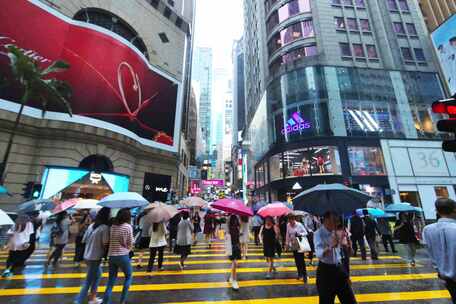 下雨天香港中环打伞的人流