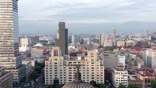 阳光明媚的一天，靠近城市建筑的圆顶历史建