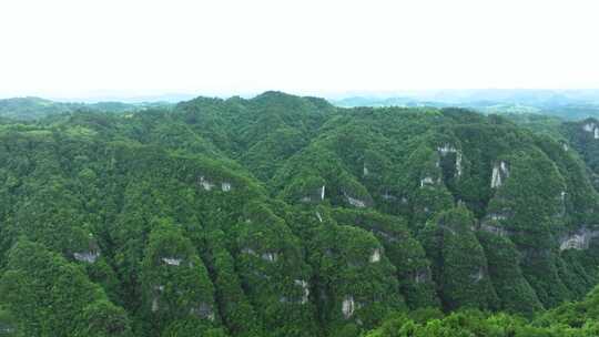 山林覆盖的山脉俯瞰全景