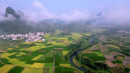 秋天的早晨桂林喀斯特地貌山间的村庄和稻田