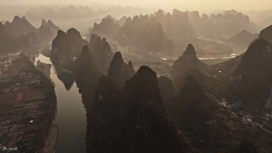 日出时分的壮丽山脉全景