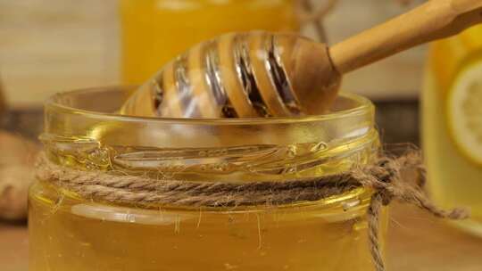 蜂蜜从勺子流入蜂蜜罐中视频素材模板下载
