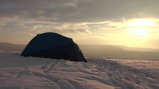徒步旅行者在雪地帐篷里睡觉