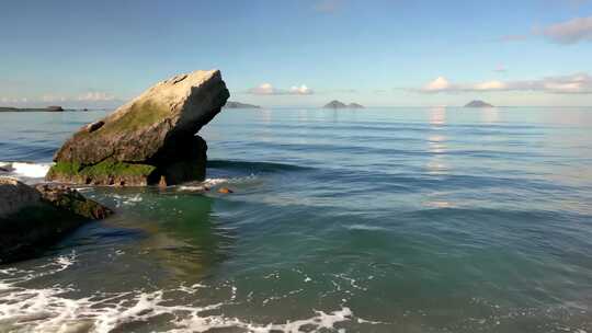 海边礁石与平静海面素材