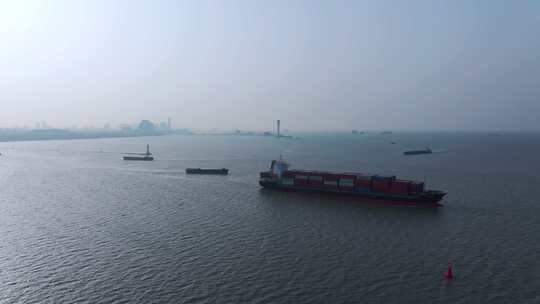 大海轮船货轮船只水运码头港口货运集装箱