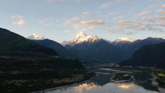西藏雅鲁藏布大峡谷多雄拉雪山日出日照金山