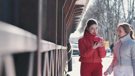 两个女人在寒冷的天气里呼吸和说话