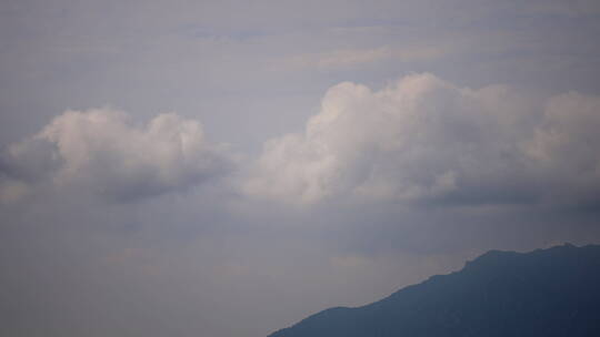 山峰中蓝天白云的风起云涌延时4k