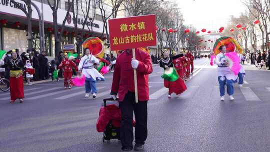 街头传统服饰表演队伍游行