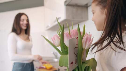 一个妈妈从他年幼的女儿那里收到鲜花