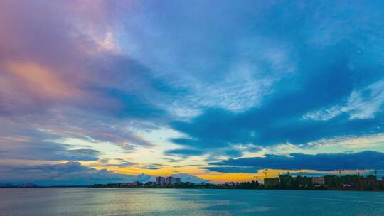 夕阳晚霞下的城市航拍延时摄影