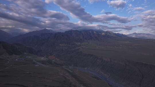 新疆独山子大峡谷清晨风光